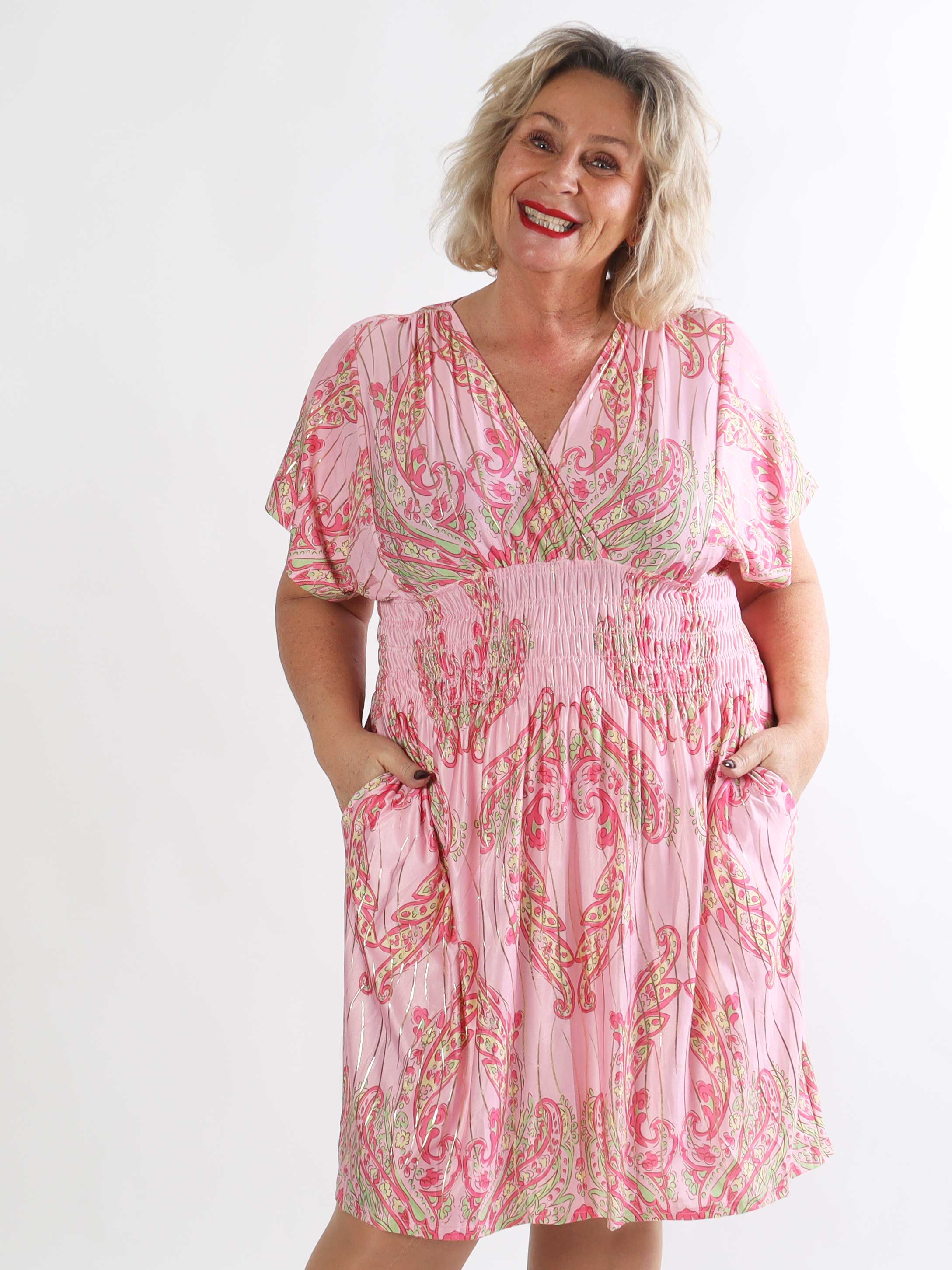 Pams Decor Short - Plus size kjole med fine mønstre og gyldne strejf